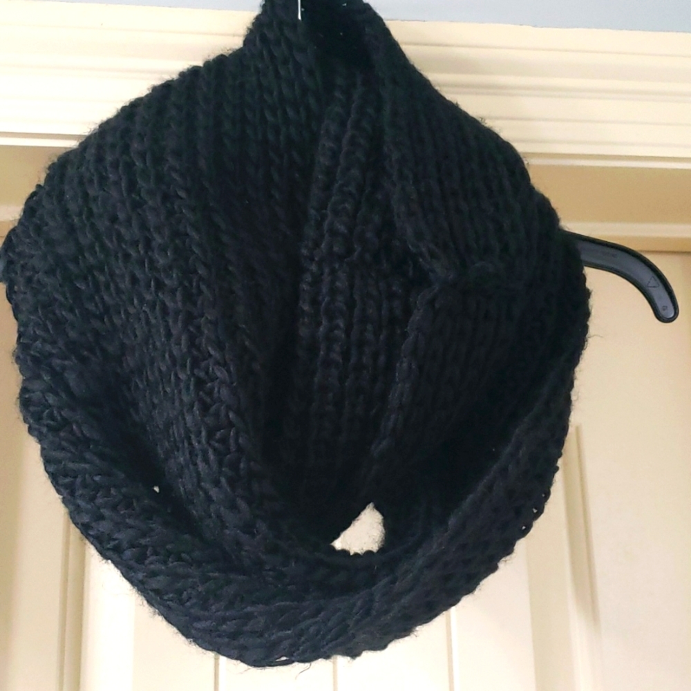 Ladies knitted bulky infinity scarf, super warm, great condition!